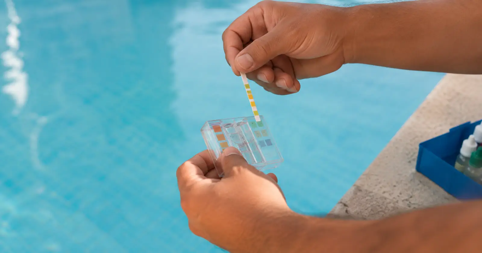 Profissional avaliando a qualidade da água de uma piscina de uso coletivo
